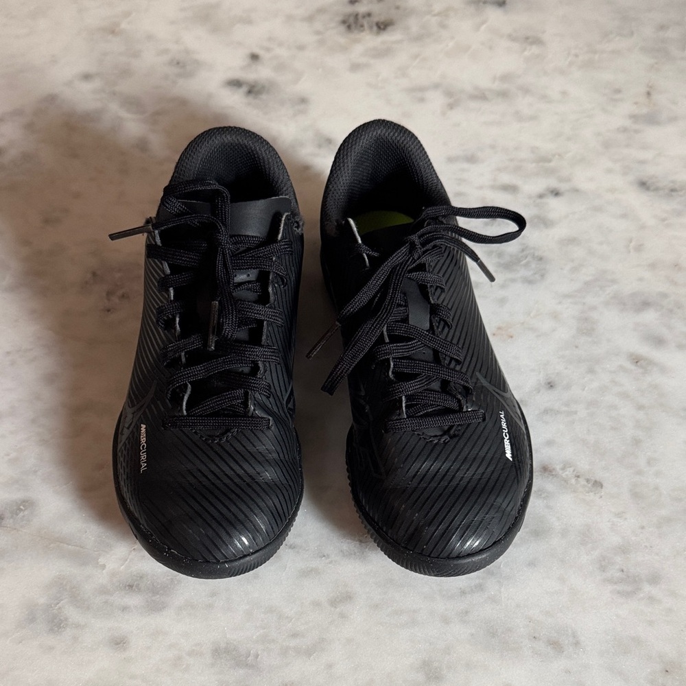 Nike Kids' Mercurial Vapor 15 Club Indoor Soccer Shoes Size 1